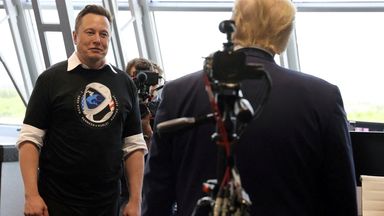 يتحدث السيد ماسك والسيد ترامب أثناء إطلاق صاروخ SpaceX Falcon 9 من مركز كينيدي للفضاء التابع لناسا في عام 2020. الصورة: رويترز
